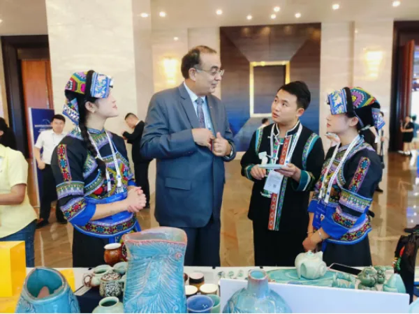 泥璞天成携牙舟陶文创亮相生态文明贵阳国际论坛,王兴莎与联合国教科文组织代表共话非遗出海(图 1)
