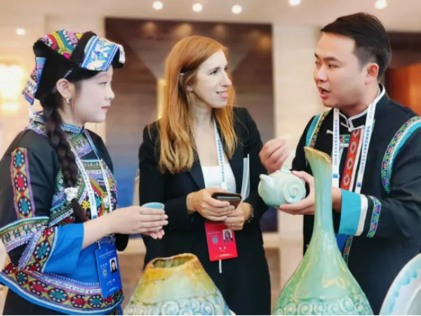 泥璞天成携牙舟陶文创亮相生态文明贵阳国际论坛，王兴莎与联合国教科文组织代表共话非遗出海（图 2）