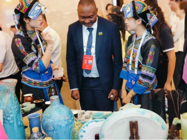 泥璞天成携牙舟陶文创亮相生态文明贵阳国际论坛,王兴莎与联合国教科文组织代表共话非遗出海(图 3)