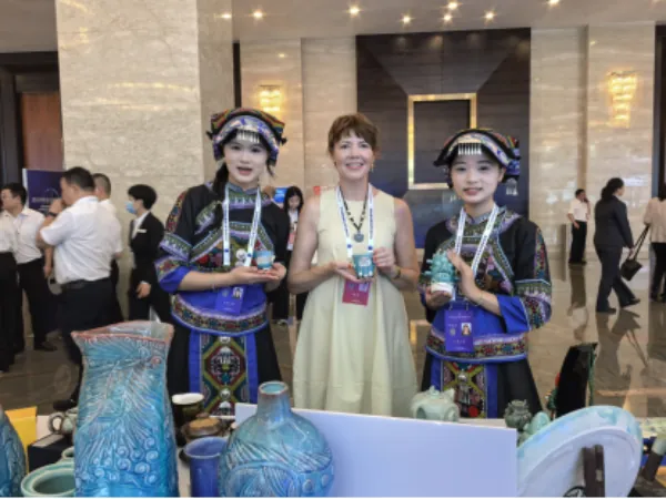 泥璞天成携牙舟陶文创亮相生态文明贵阳国际论坛,王兴莎与联合国教科文组织代表共话非遗出海(图 4)