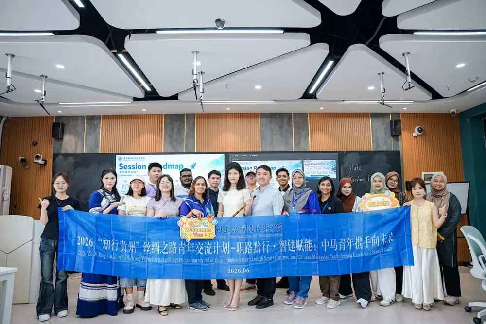 “知行贵州”丝绸之路青年交流计划:王兴莎向马来西亚师生推介牙舟陶(图 1)