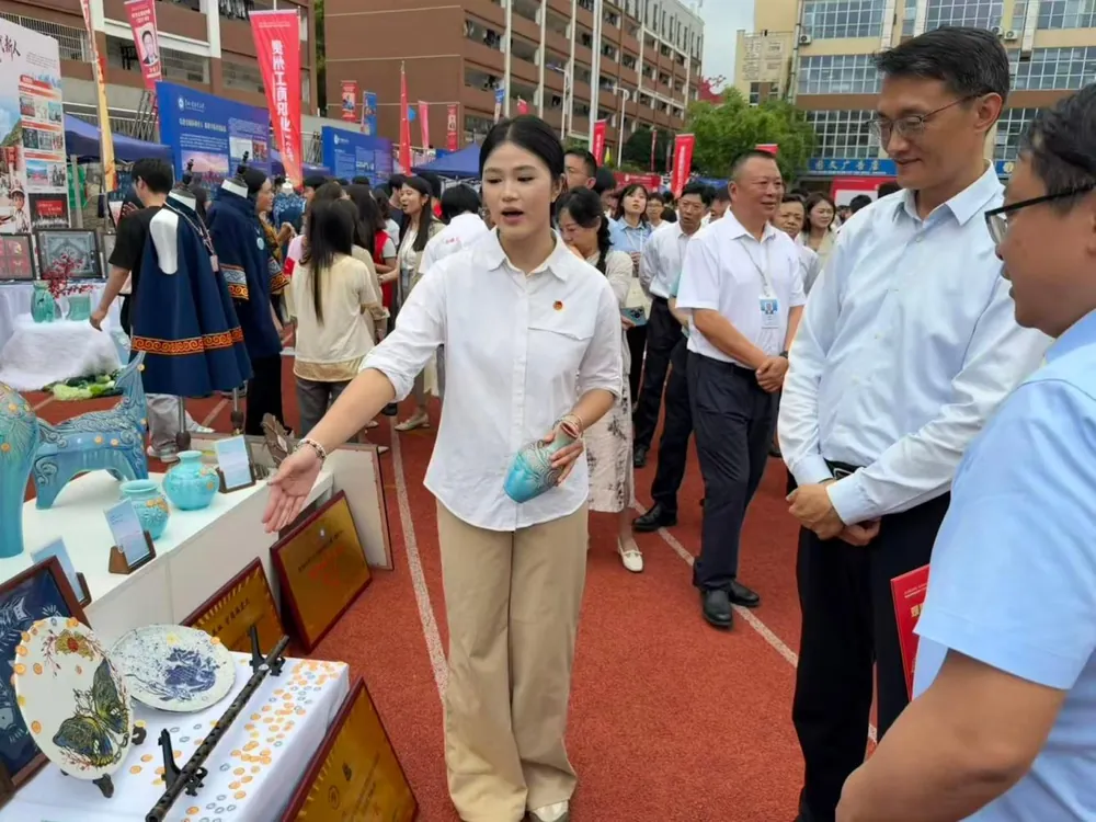 全省职业教育成果展上的“泥璞答卷”:王兴莎向宋广强介绍牙舟陶非遗成果(图 1)