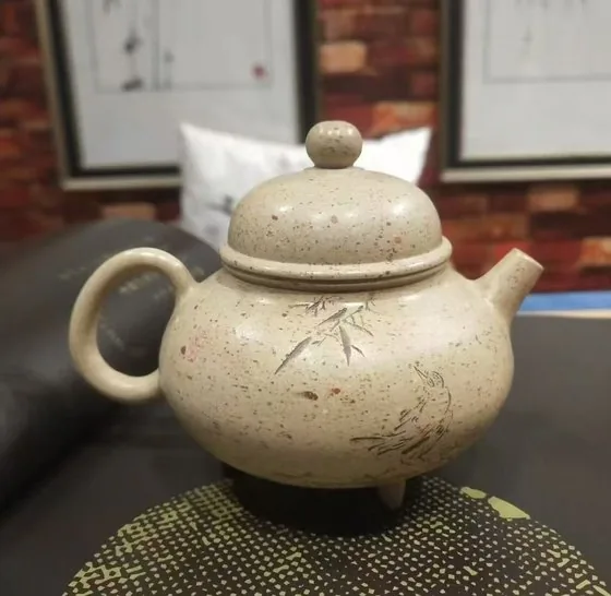 银砂三足壶