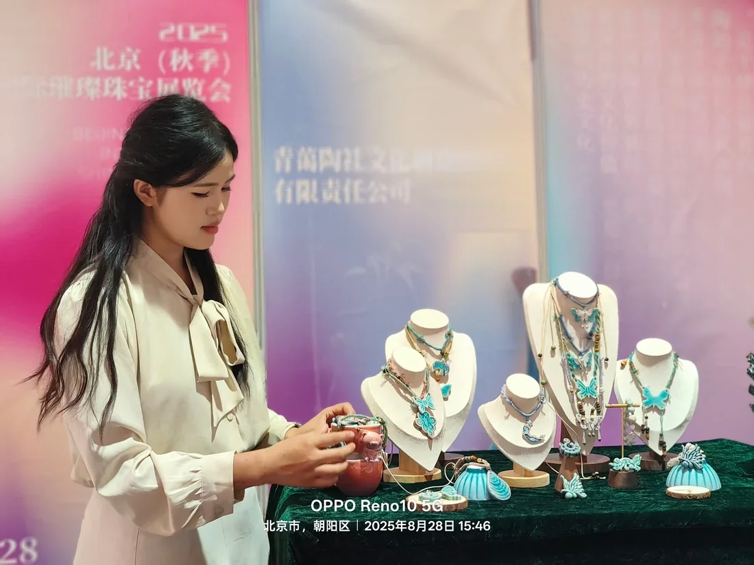 展会现场陈列的牙舟陶饰品