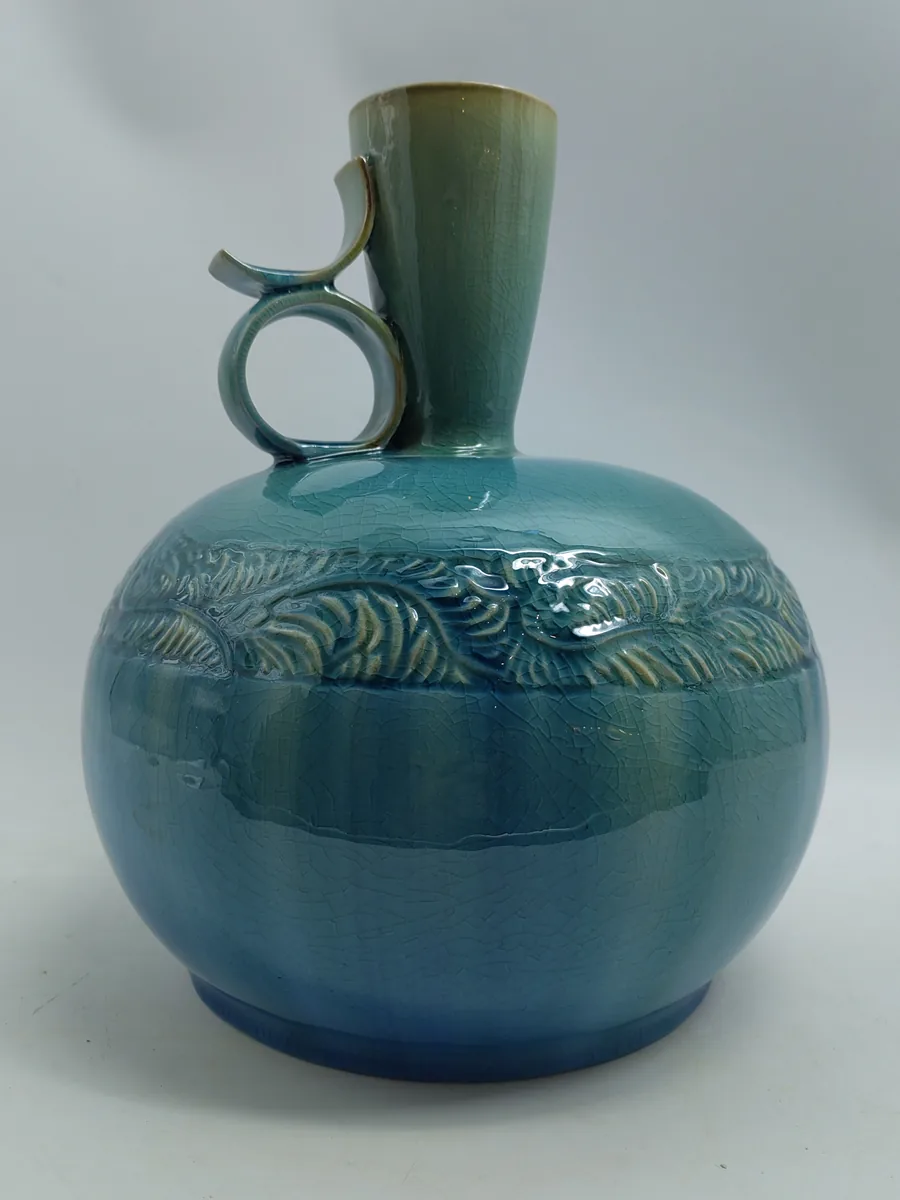 青釉环耳浮雕花瓶