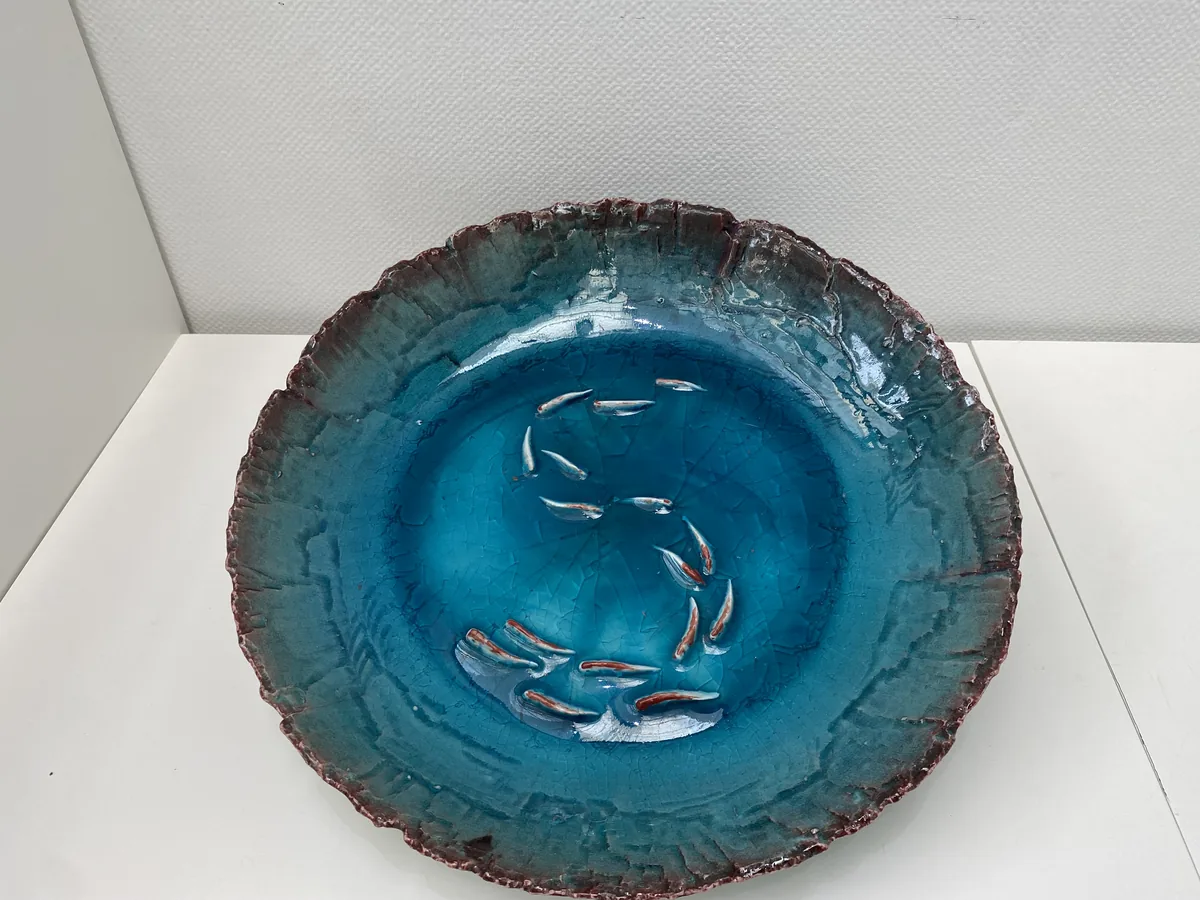 碧池游鱼陶饰盘